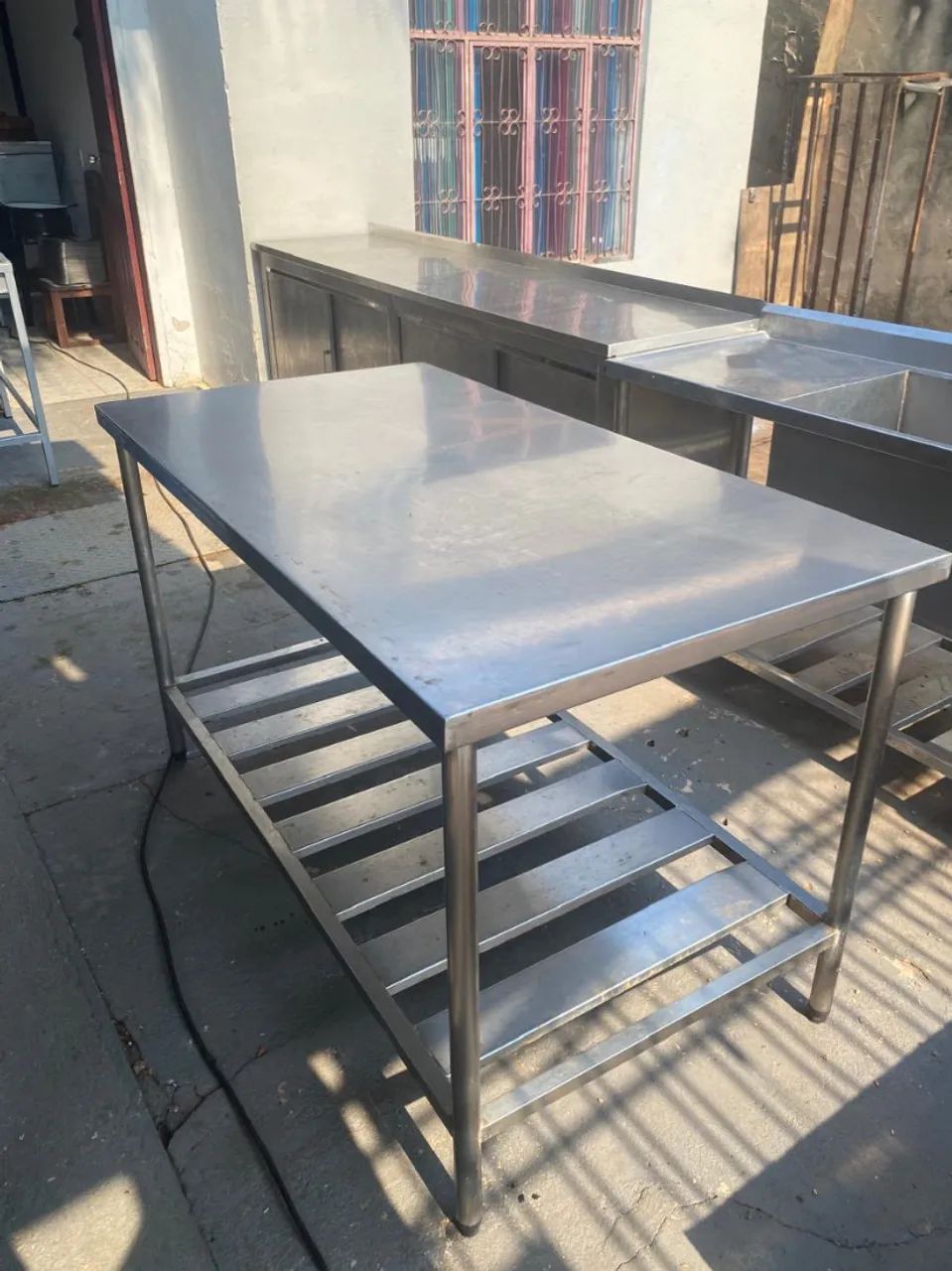Mesa (INOX) com paneleiro. 