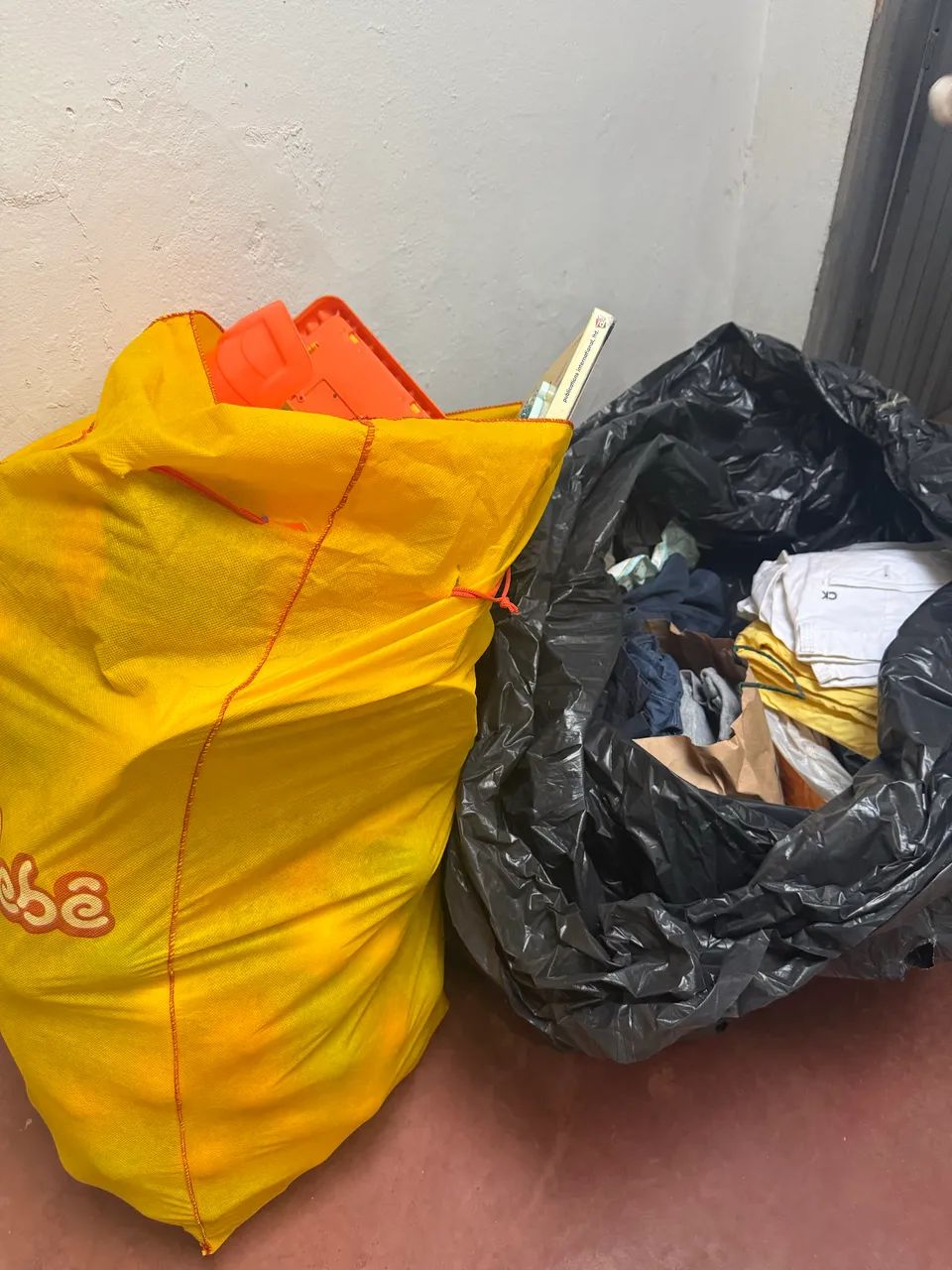 DOAÇÃO - ROUPAS E BRINQUEDOS