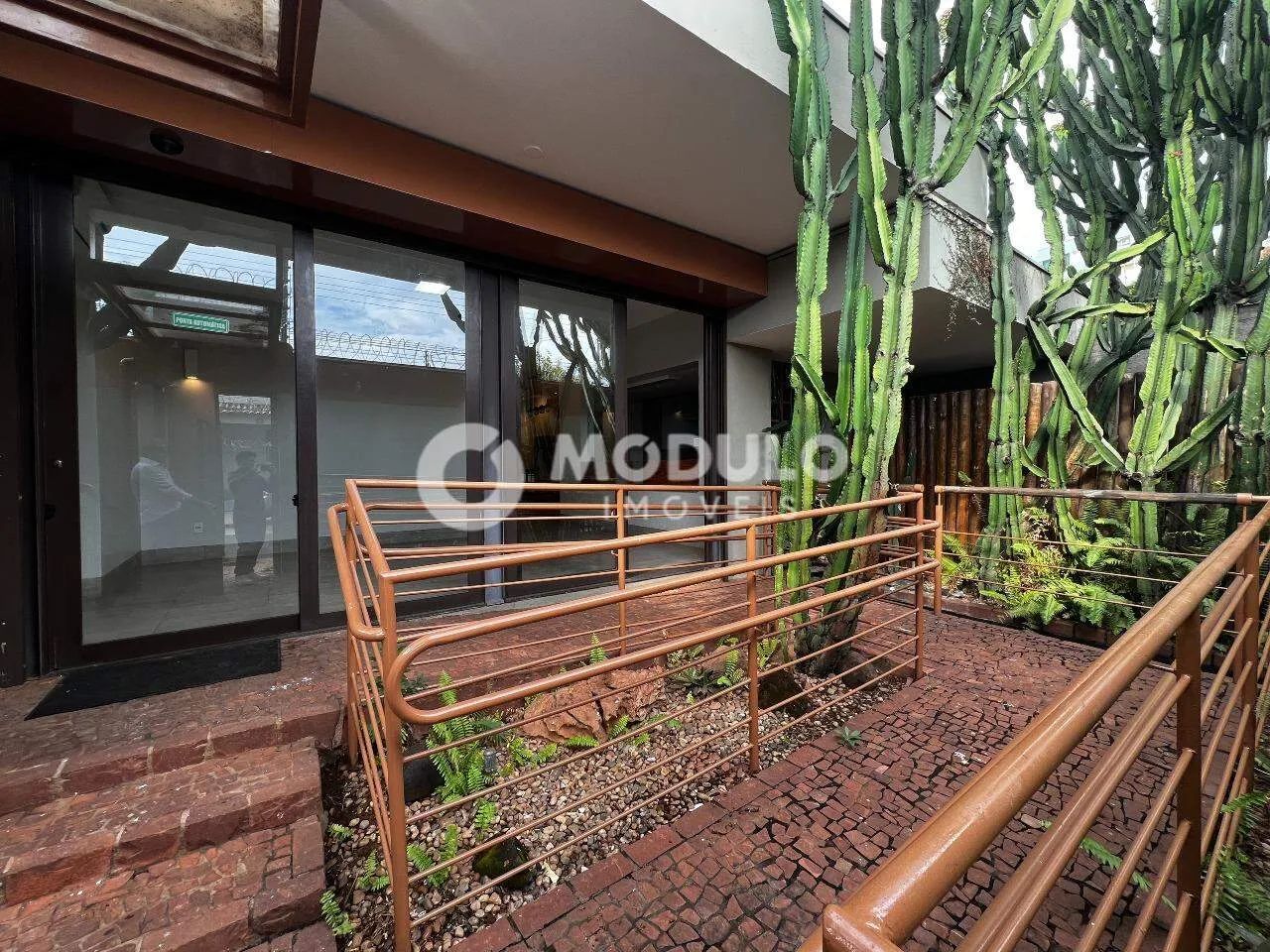 Casa comercial disponível para locação no bairro Martins. - Foto 3