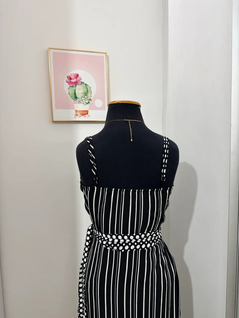 Vestido preto e branco estampa listra e poa - Foto 4