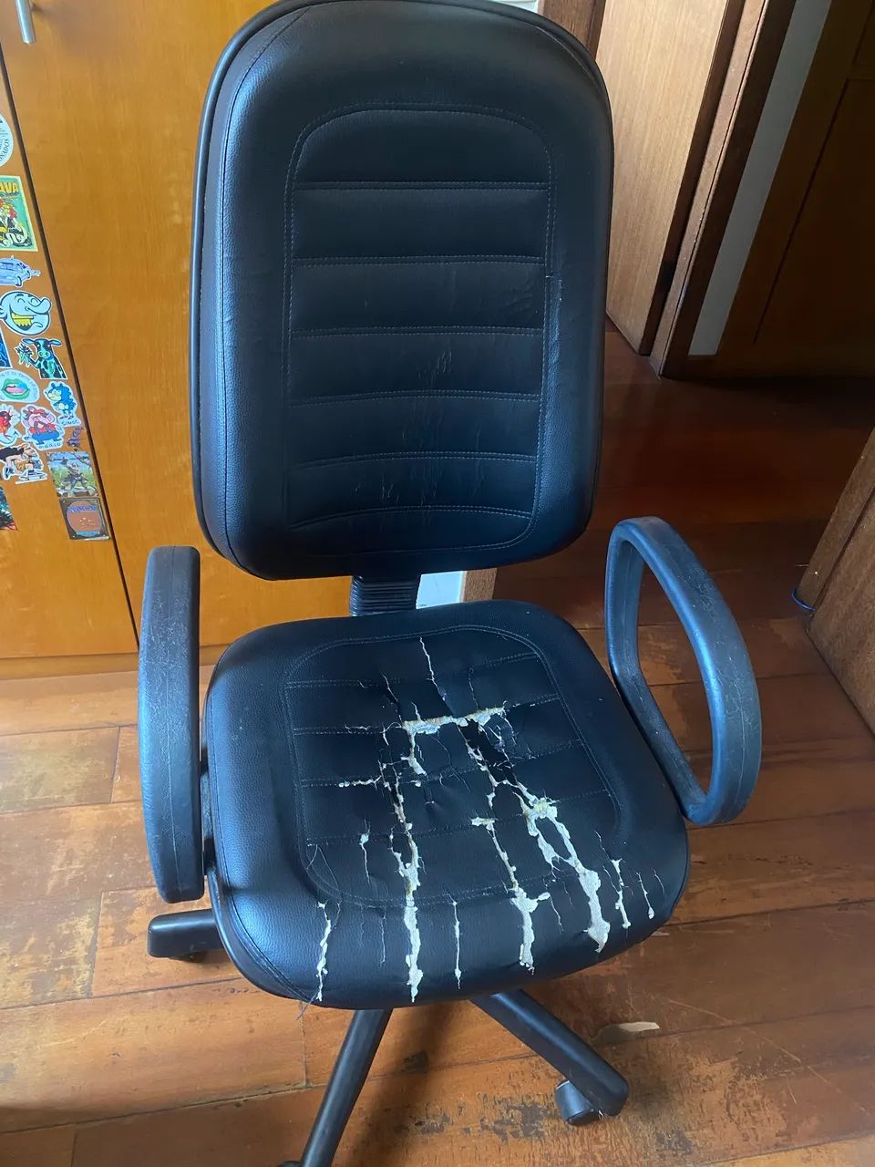Vendo cadeira de escritório usada  - Foto 4