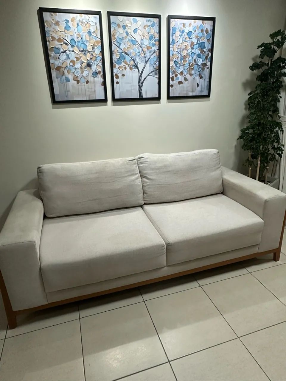 Sofa moderno com um ano de uso