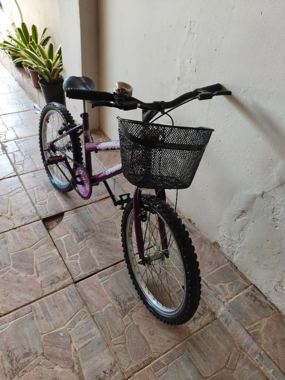 Bicicleta infantil roxa usada - Foto 5