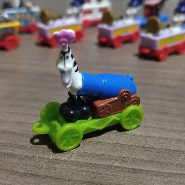 Kit brinquedos Kinder Ovo trem Madagascar - Foto 5