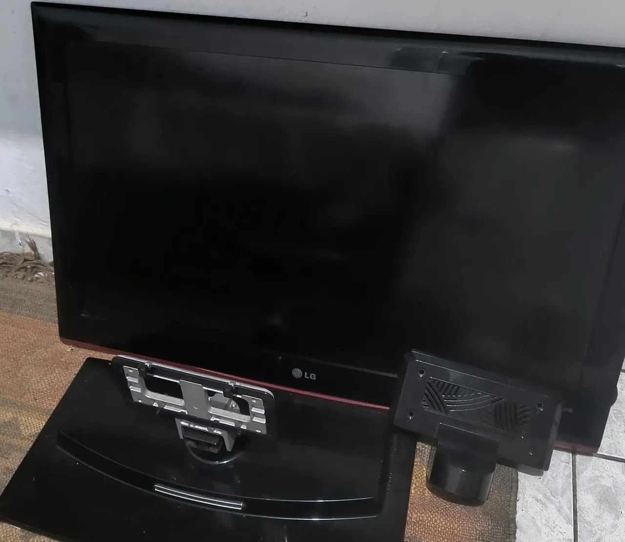 Tv LG 32 polegadas funcionando com suporte (sem controle)
