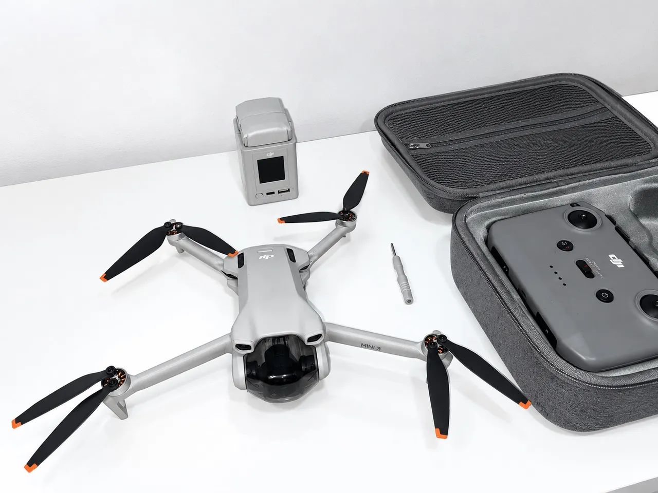 Drone DJI Mini 3 - 2 Baterias e Hub Carregamento