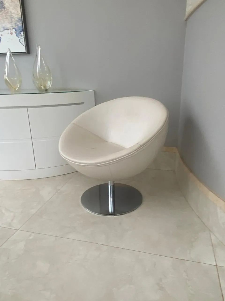 Poltrona Giratória Bola Couro Sintético Off-White