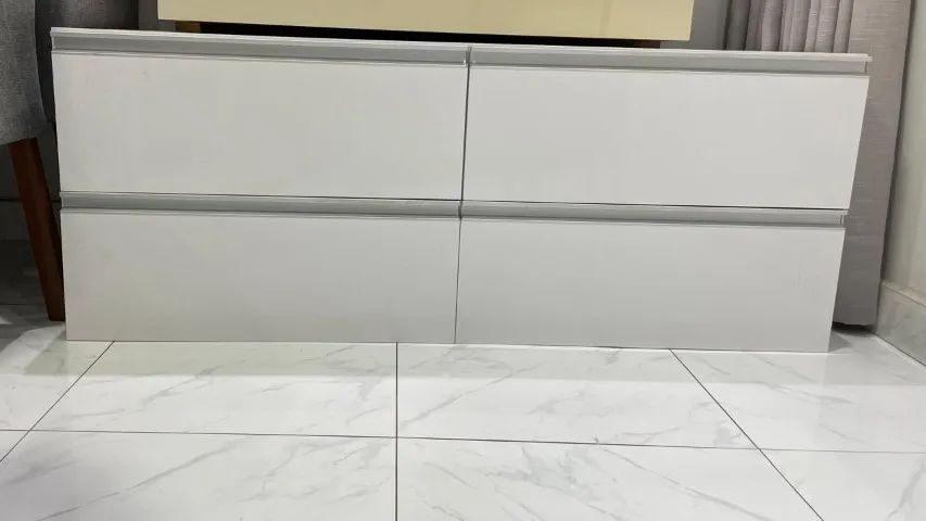 Gaveteiro suspenso em MDF branco.