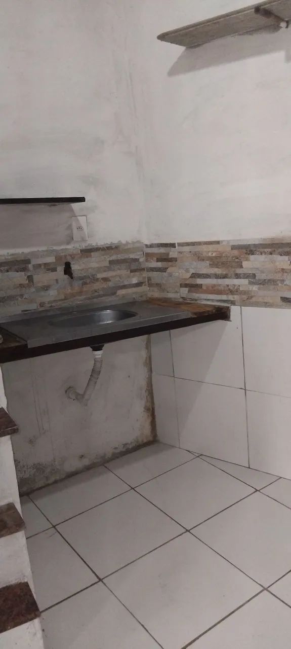 Aluga-se um cômodo simples com banheiro.  - Foto 3