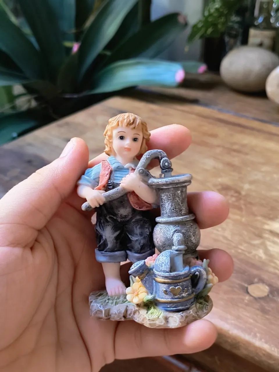 bibelô decoração em criança bombeando água no poço miniatura decoração casa colecionador - Foto 2
