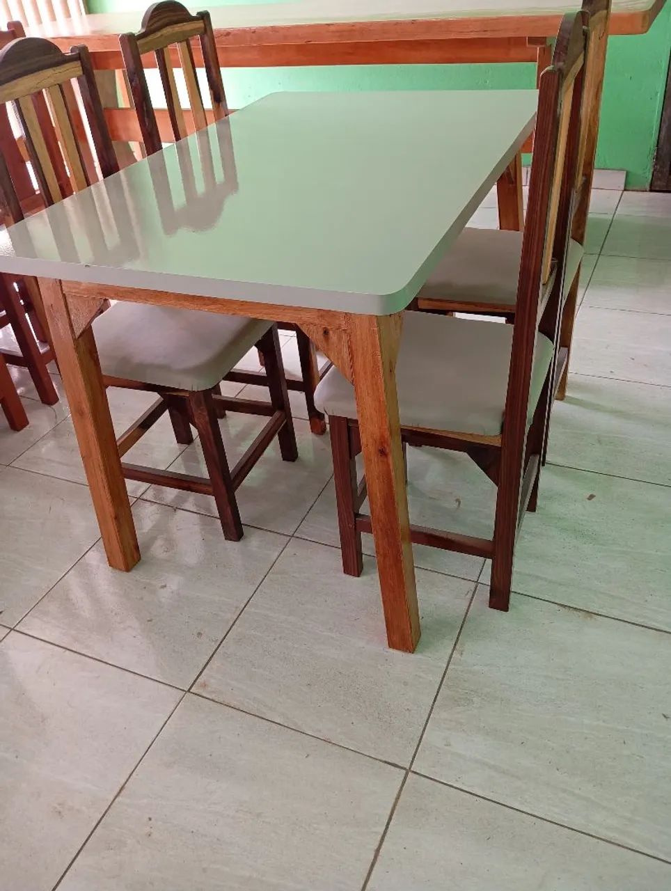 Mesa 4 cadeiras de madeira em Anápolis!