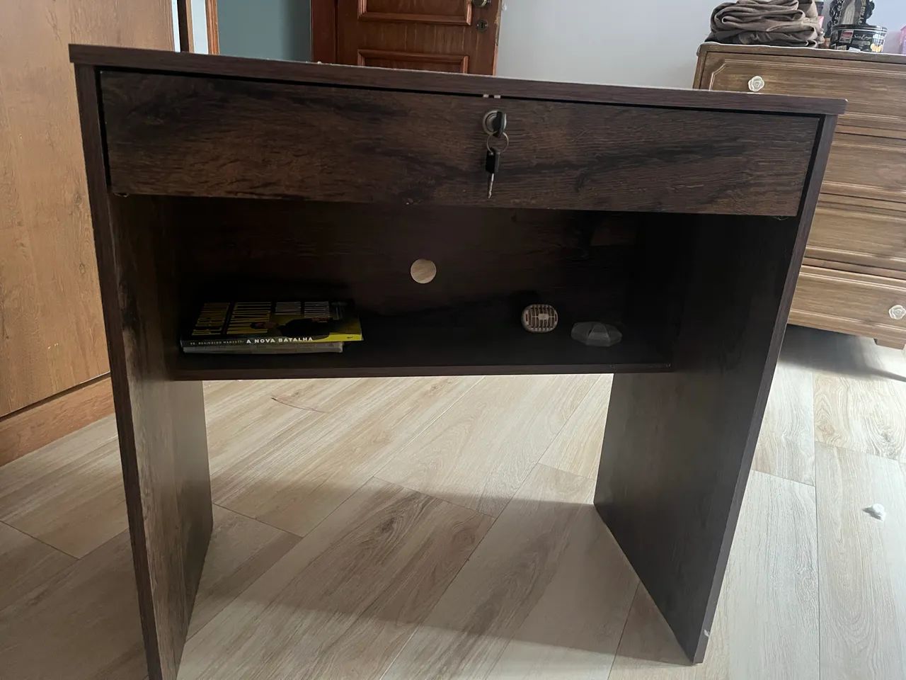 Mesa com gaveta 