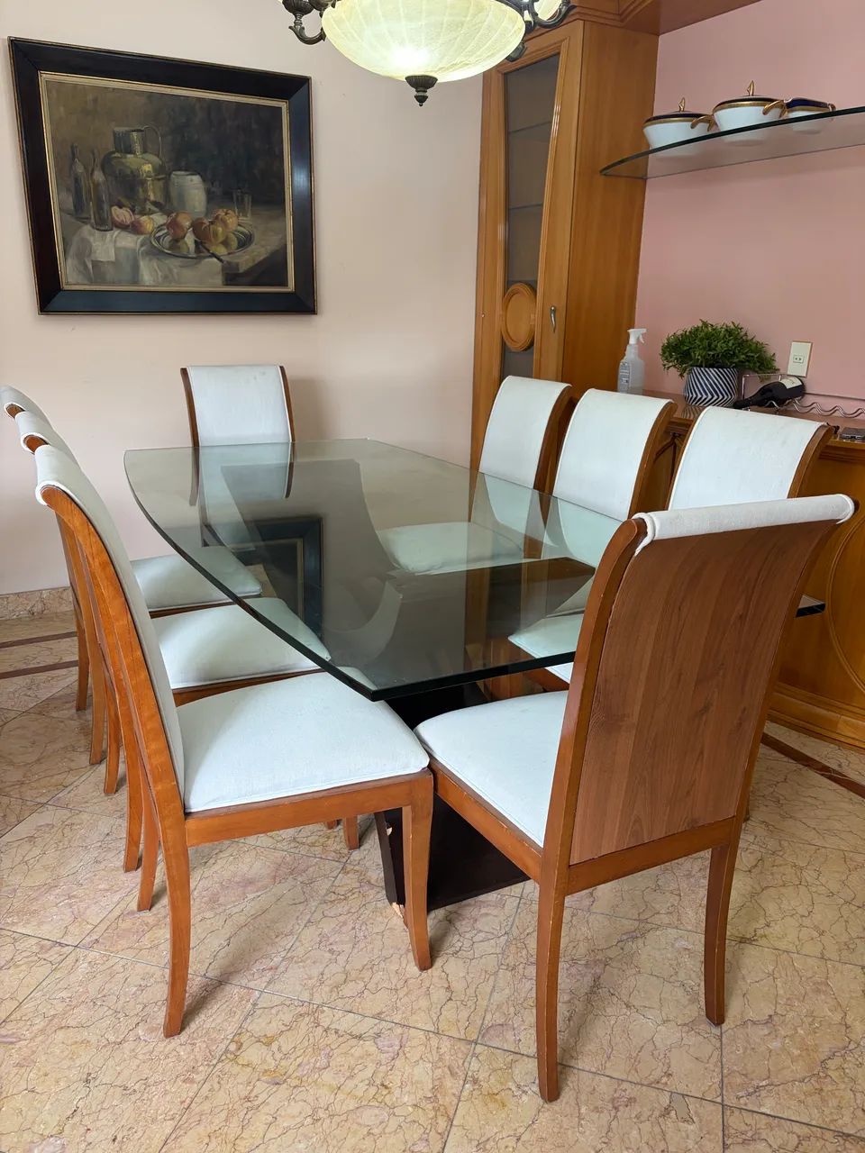 Mesa com 8 lugares com tampo de vidro