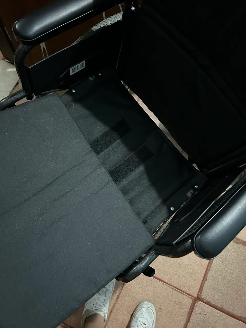 VENDO CADEIRA DE RODAS SEMINOVA  - Foto 4