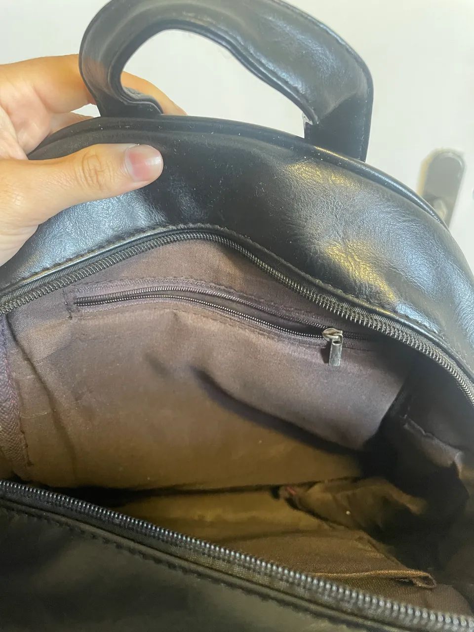 Mochila preta em material sintético (couro ecológico) com tassel - Foto 2