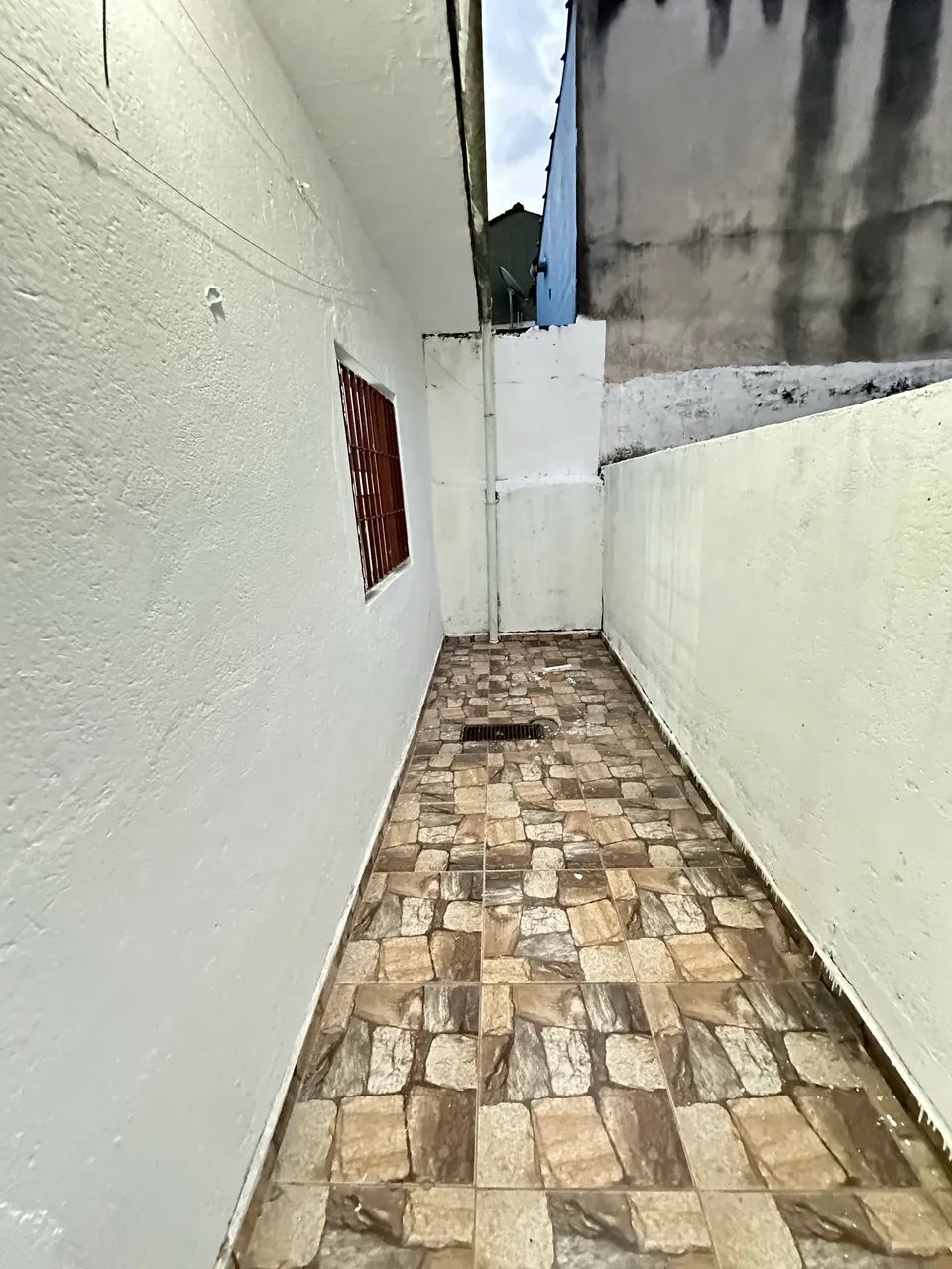 Casa de 2 cômodos no centro do Jardim Robru  - Foto 2