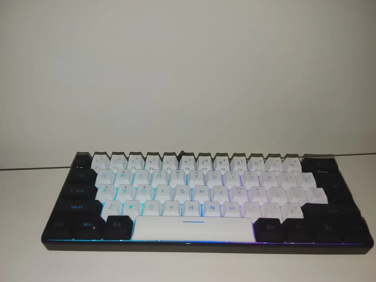 Teclado para jogos 60% compacto e RGB. Com caixa, manual  e tudo que vem com ele de loja! - Foto 3