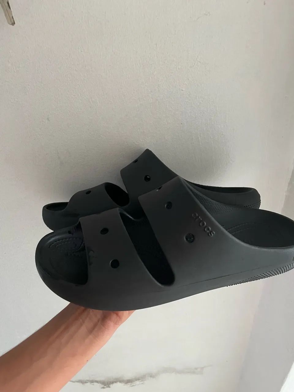 CROCS ORIGINAL PRETA E BRANCA - Foto 2