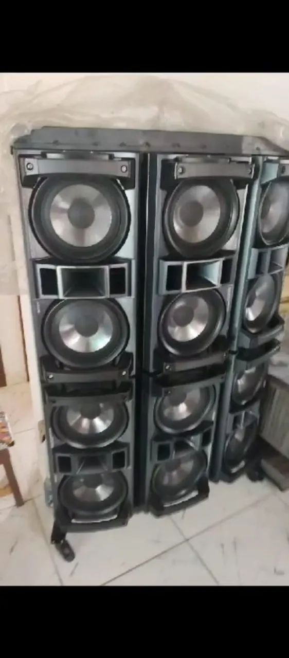 Paredão Sony são 24 subwof de 8 polegadas+ 12 tweets com 4000 watts RMS 