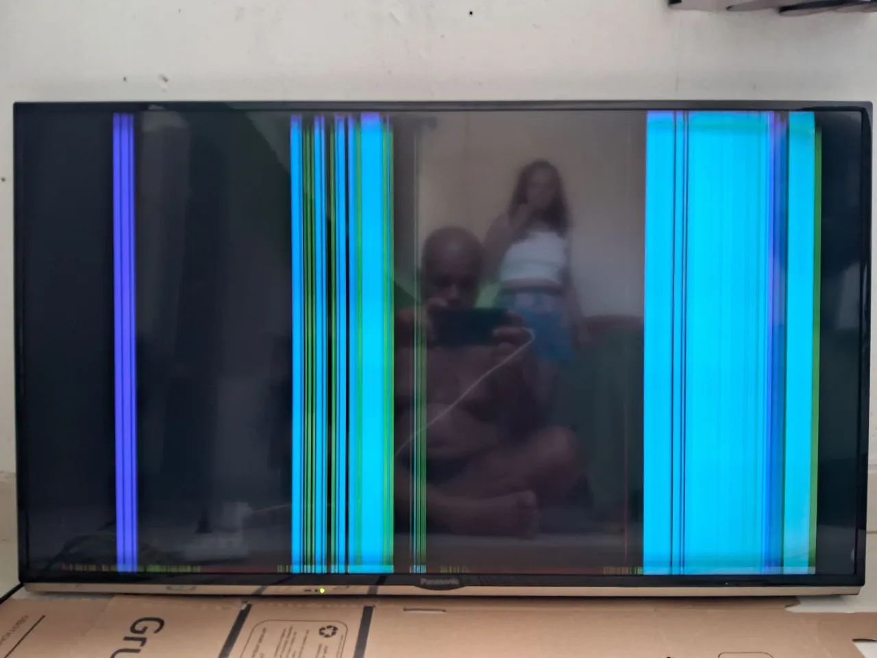 Vendo TV panasonic 40 polegadas com listras na tela.