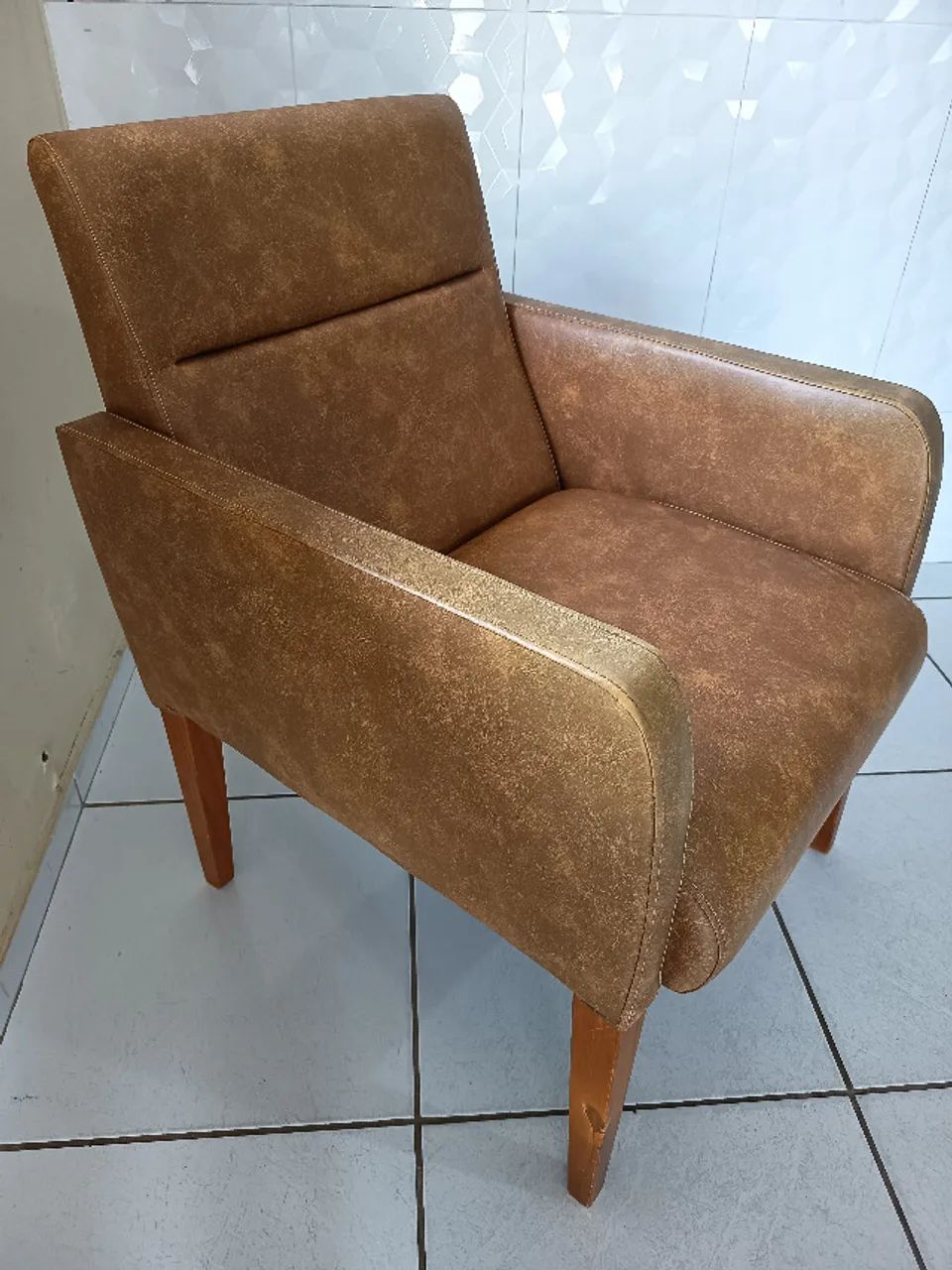 Poltrona Decorativa em Courinho Caramelo - Excelente Estado - Foto 2