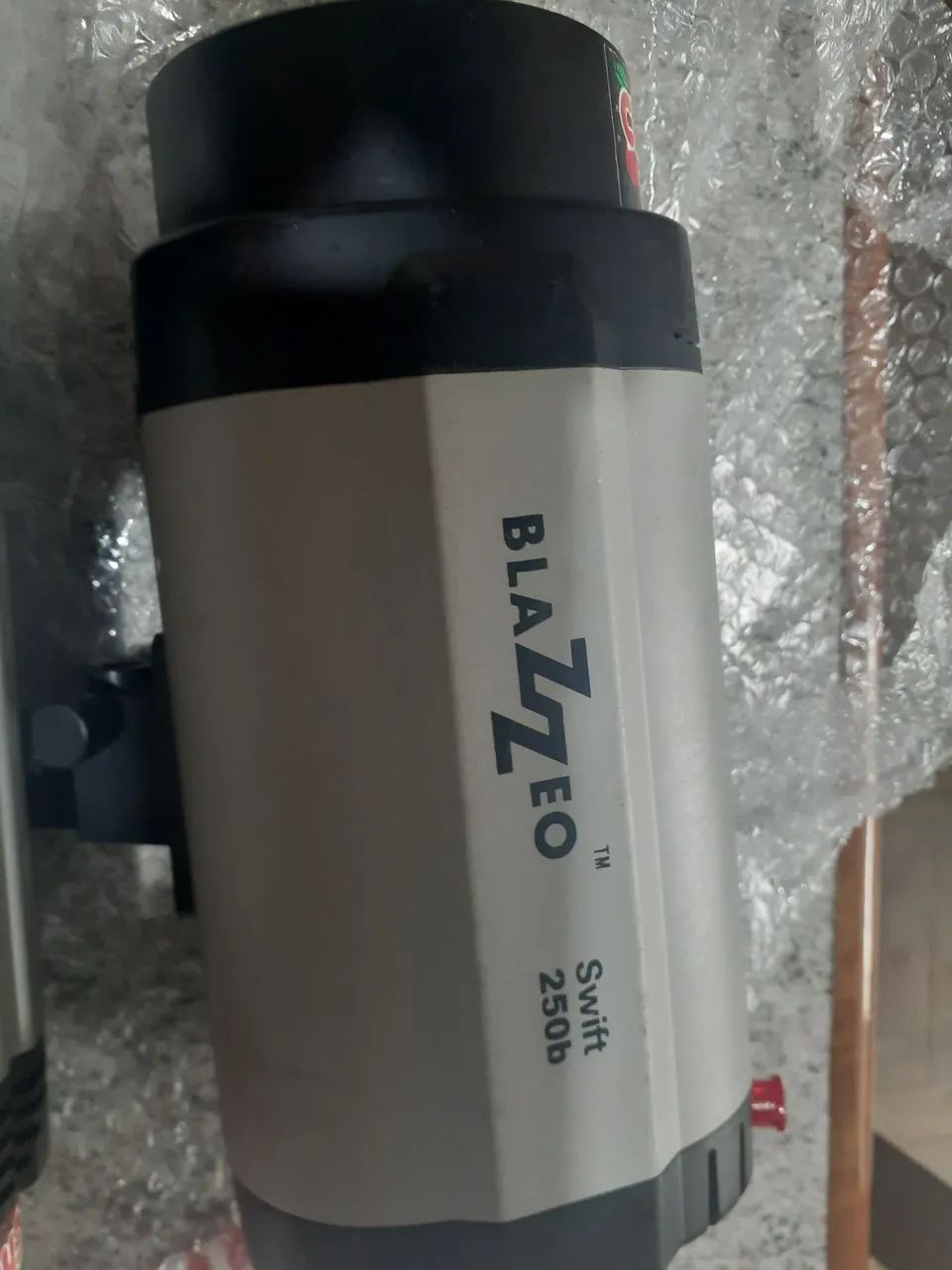 Par de flash Blazzeo Swift 250b 110v - Foto 2