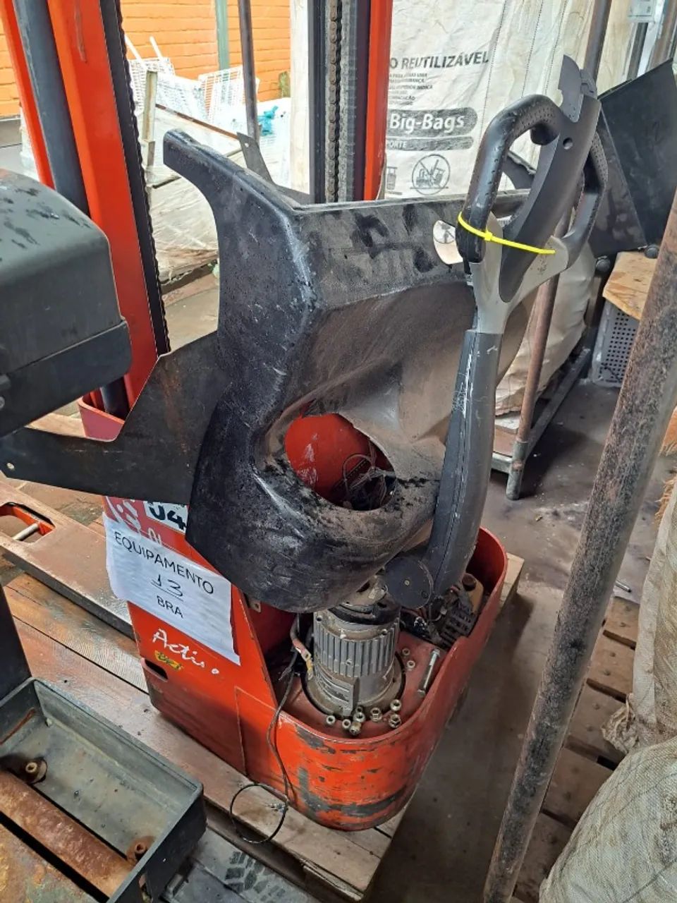 EMPILHADEIRA LINDE ELETRICA L12 NO ESTADO