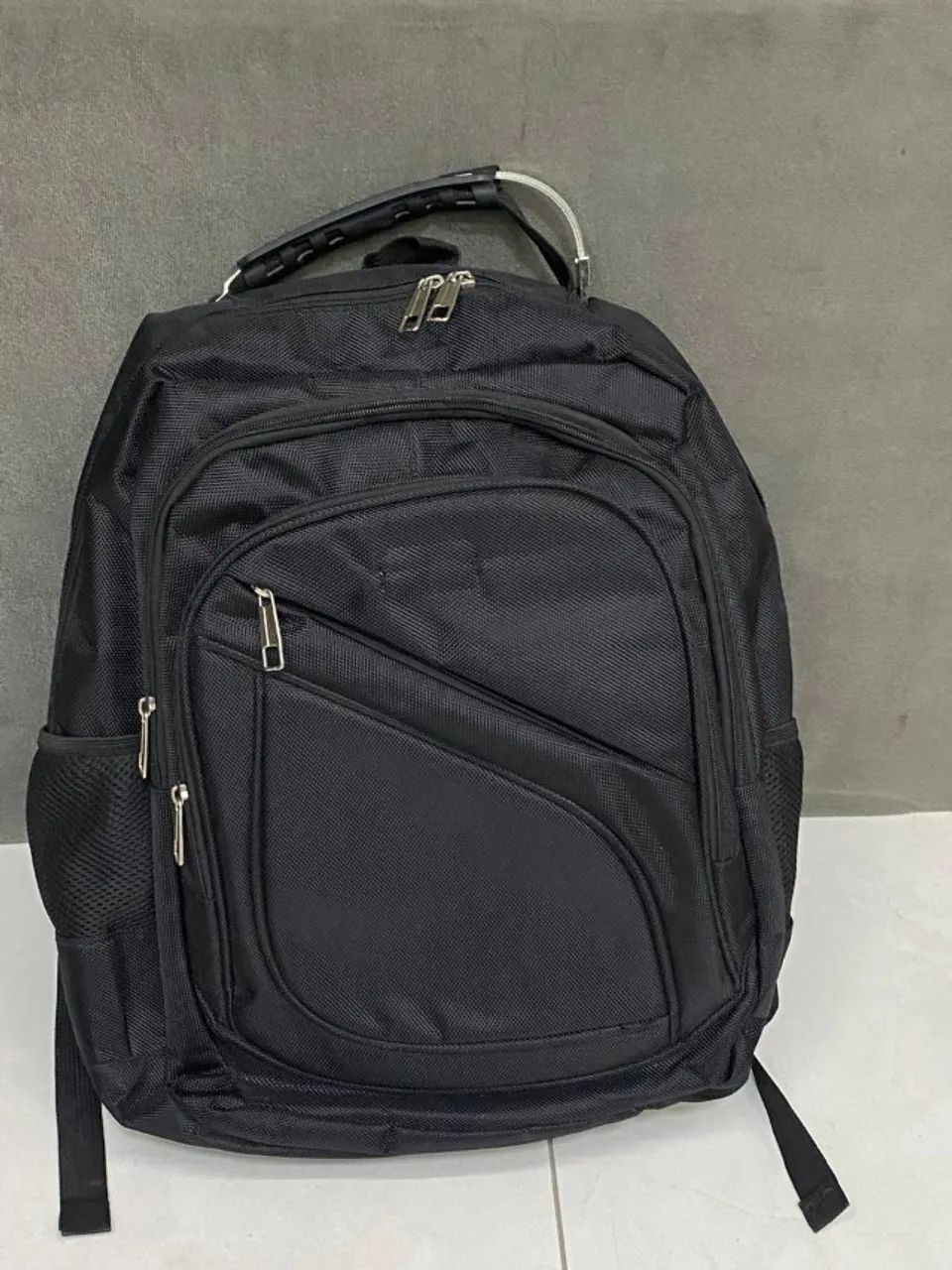 Mochila preta básica com alça em cabo de aço - Foto 2