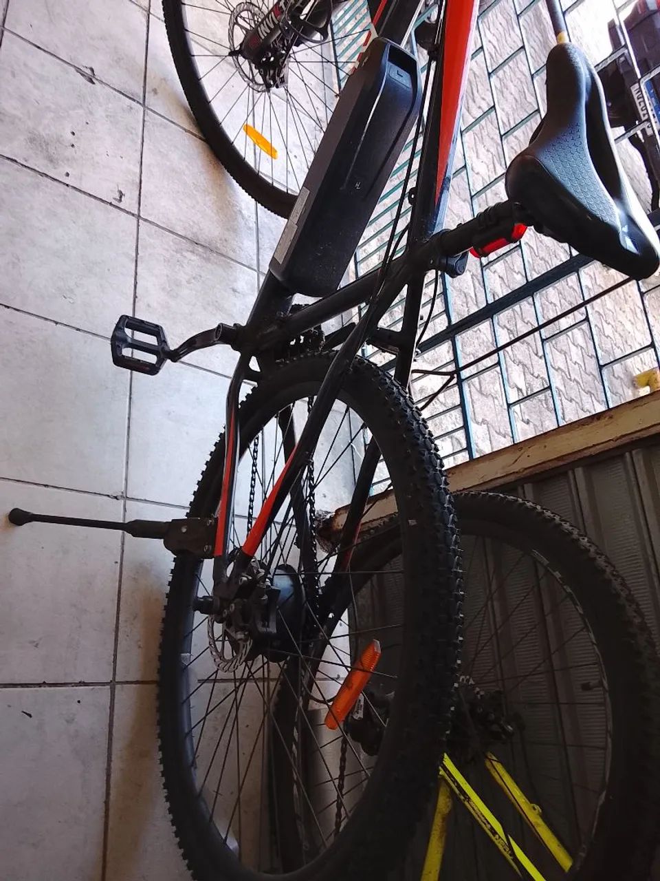 Bicicleta elétrica átrio