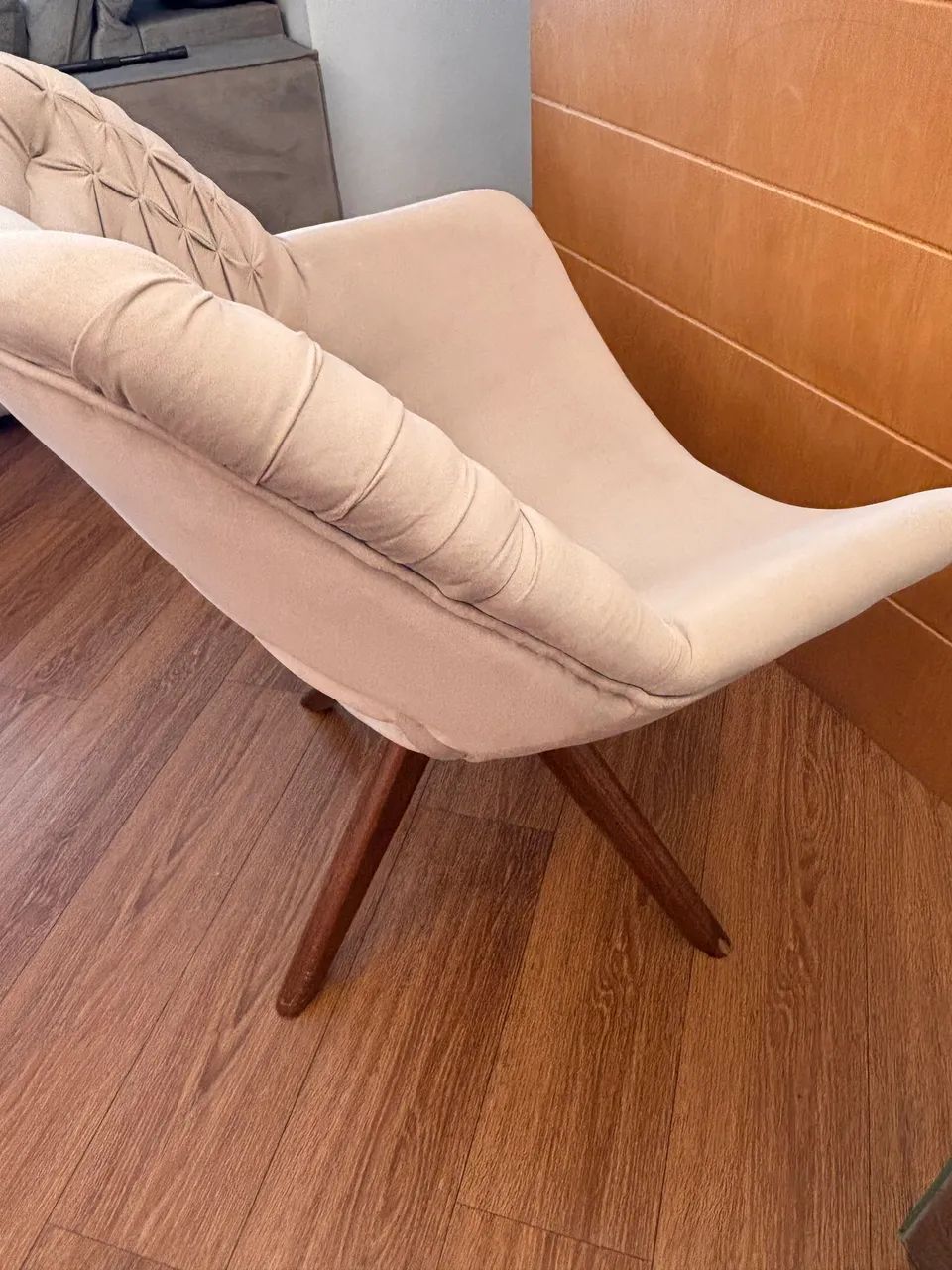 Poltrona Giratória pés de Madeira - Foto 2