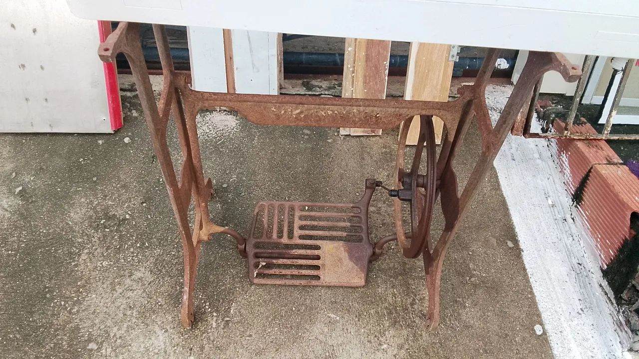 Pé de máquina antigo  - Foto 3