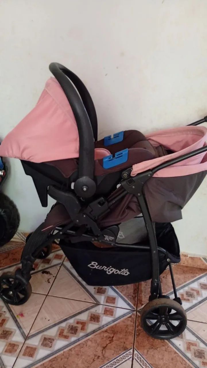 Carrinho de bebê com bebê conforto 