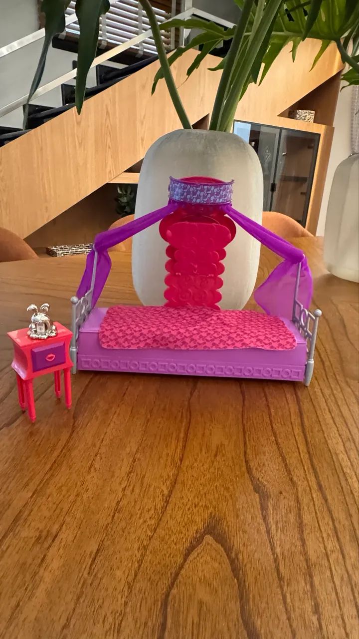 Cama de Boneca Barbie rosa e lilás Mattel