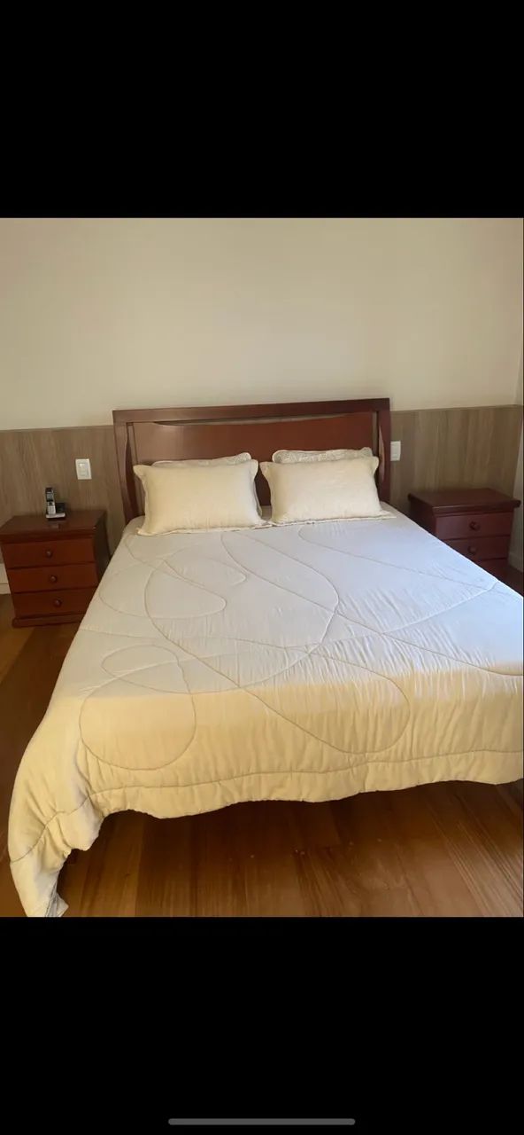 Cama Queen em madeira maciça, acompanha 2 criados com duas gavetas cada e colchão Castor 