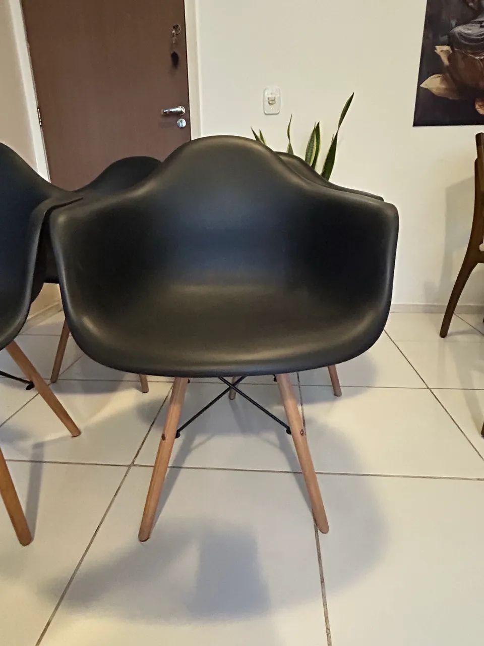cadeira com braços estilo Charles Eames Eiffel em polipropileno preto com base de madeira
