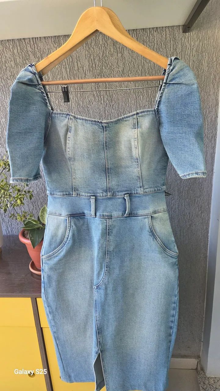 Vendo : vestido, saias e calças. 