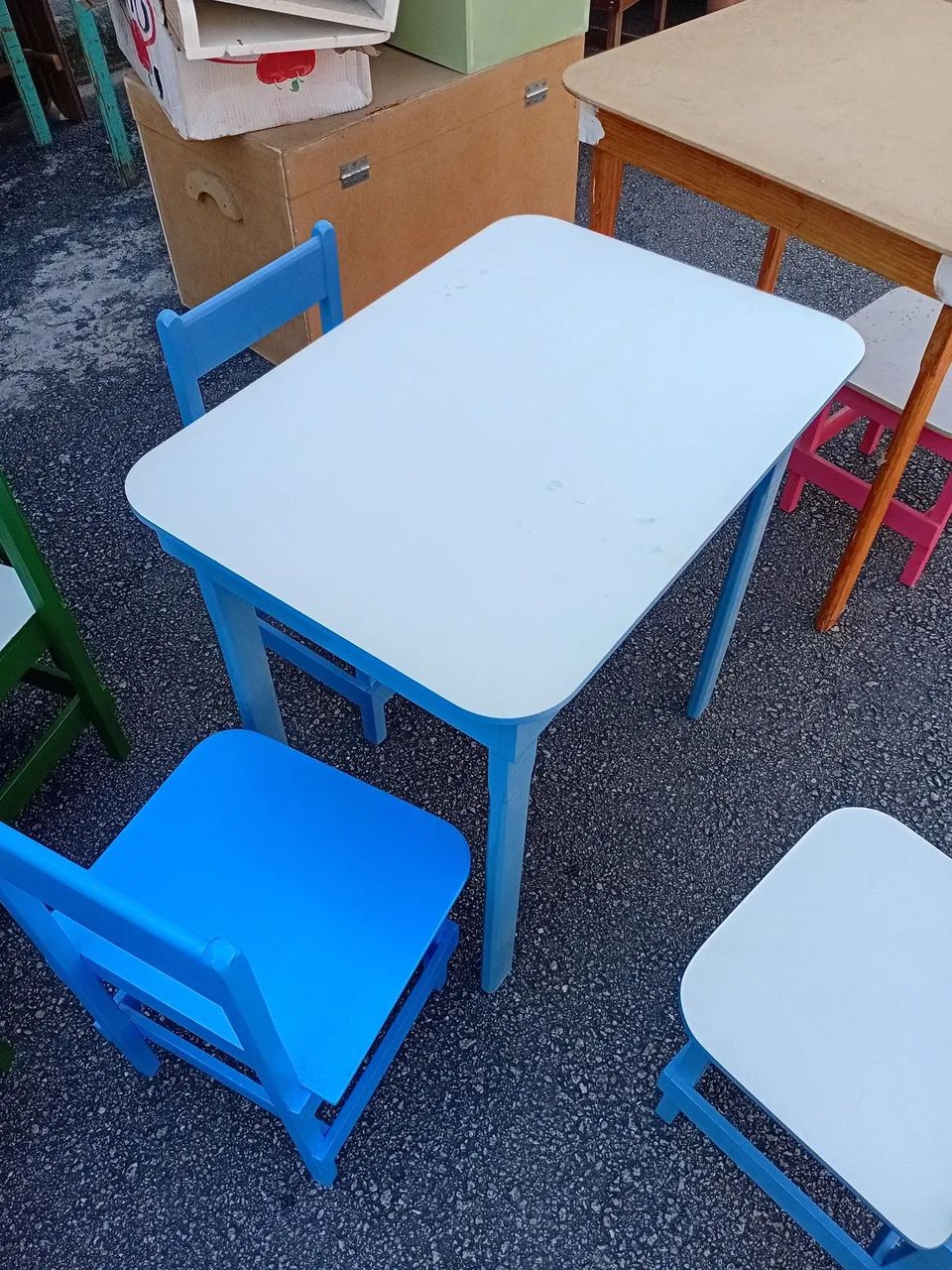 Mesa infantil com duas cadeiras