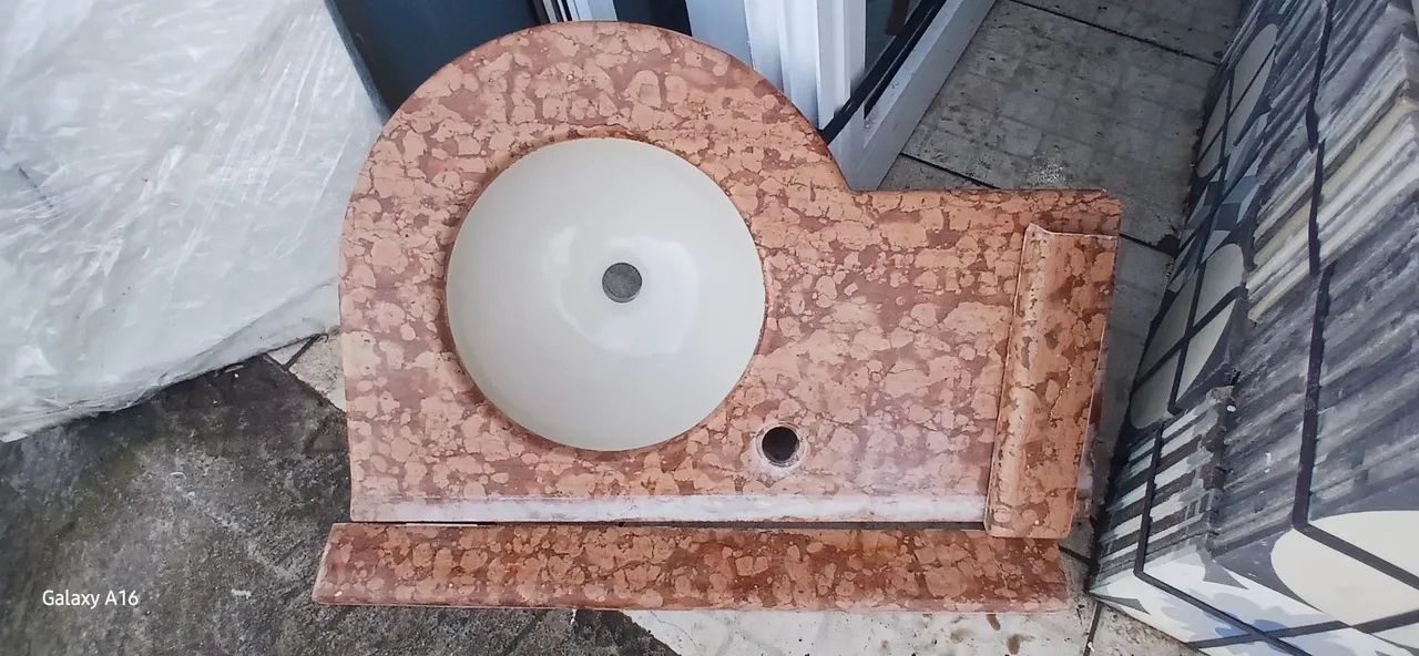 Lavatório Marmore 70 x 45 x 20 com frontão lateral esquerdo e parede 