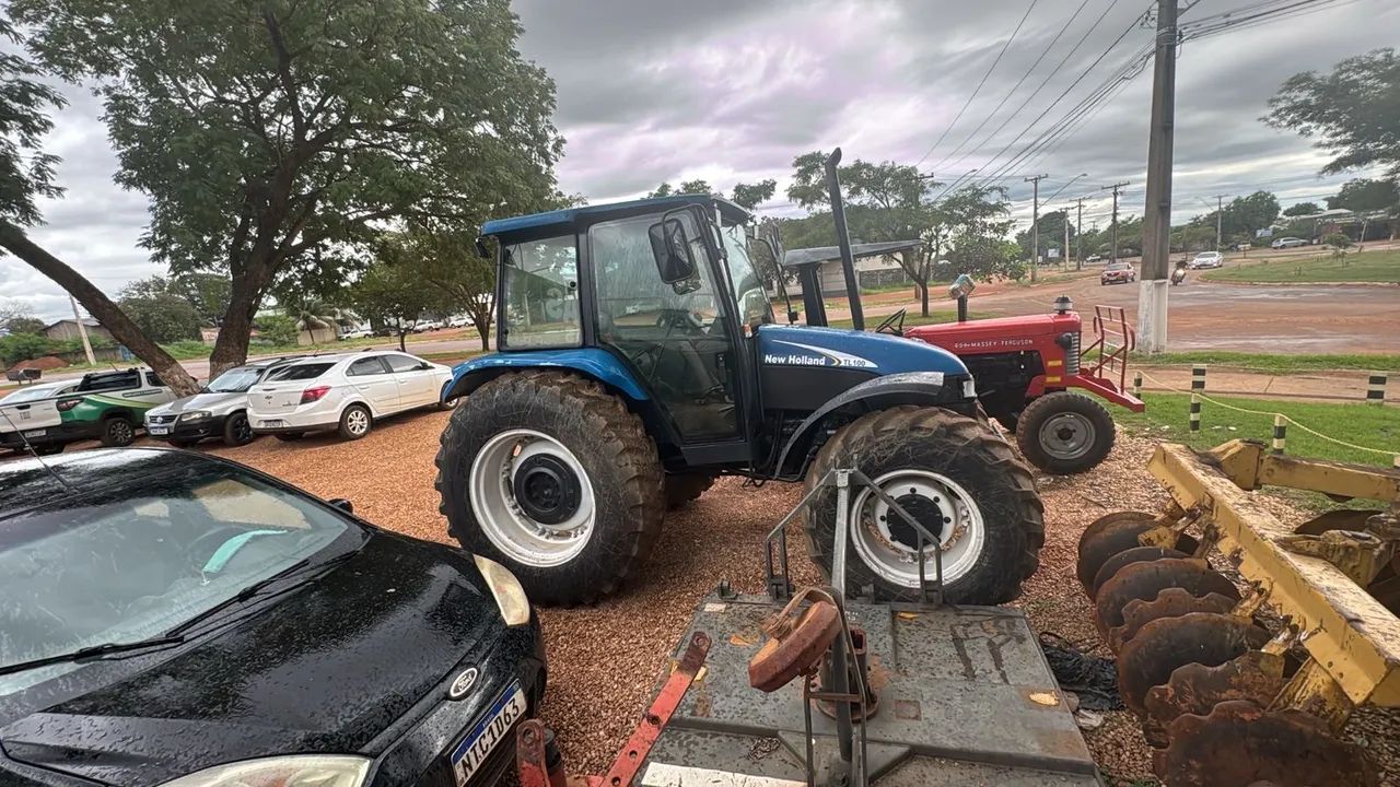 Trator TL100 2007 4x4 gabinado