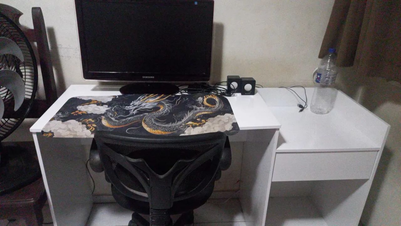 Mesa, tela, som e mousepad