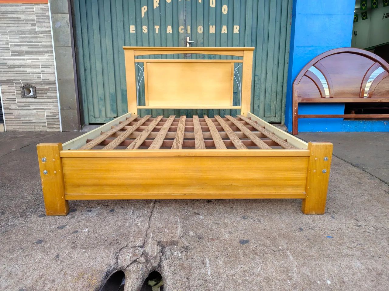 Vendo cama de casal madeira maciça 