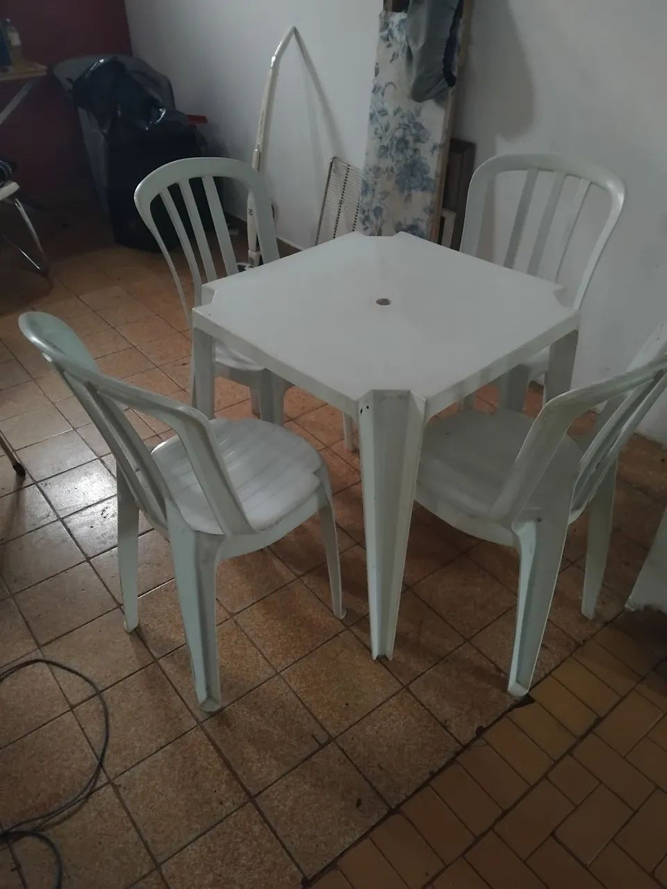 Mesa de plástico com 04 cadeiras - Foto 3