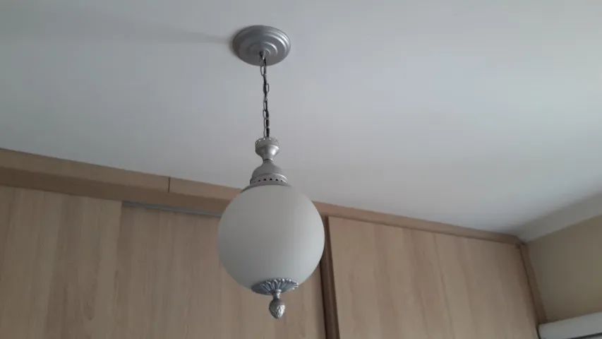 Lustre pendente branco formato redondo