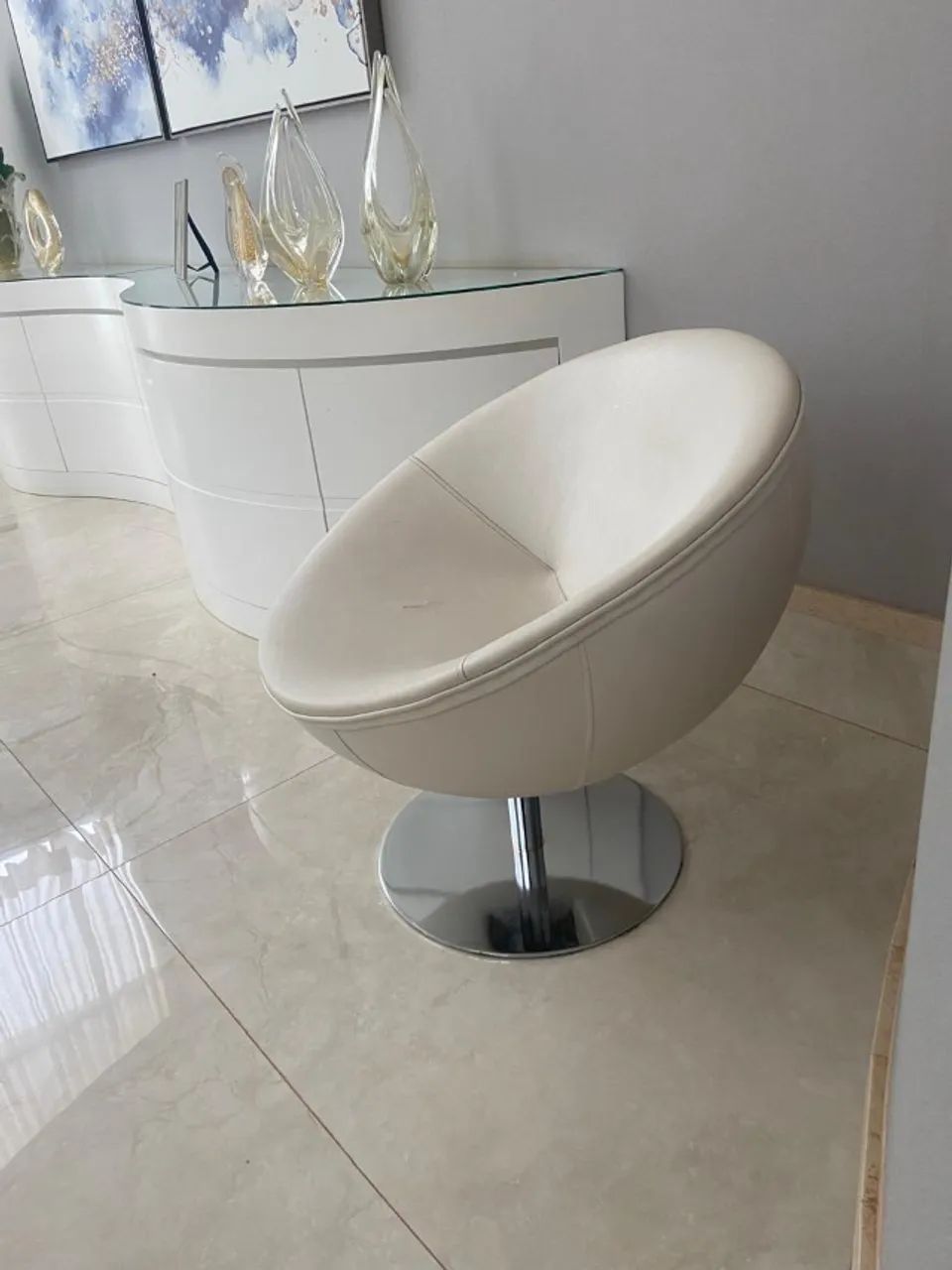 Poltrona Giratória Bola Couro Sintético Off-White - Foto 2