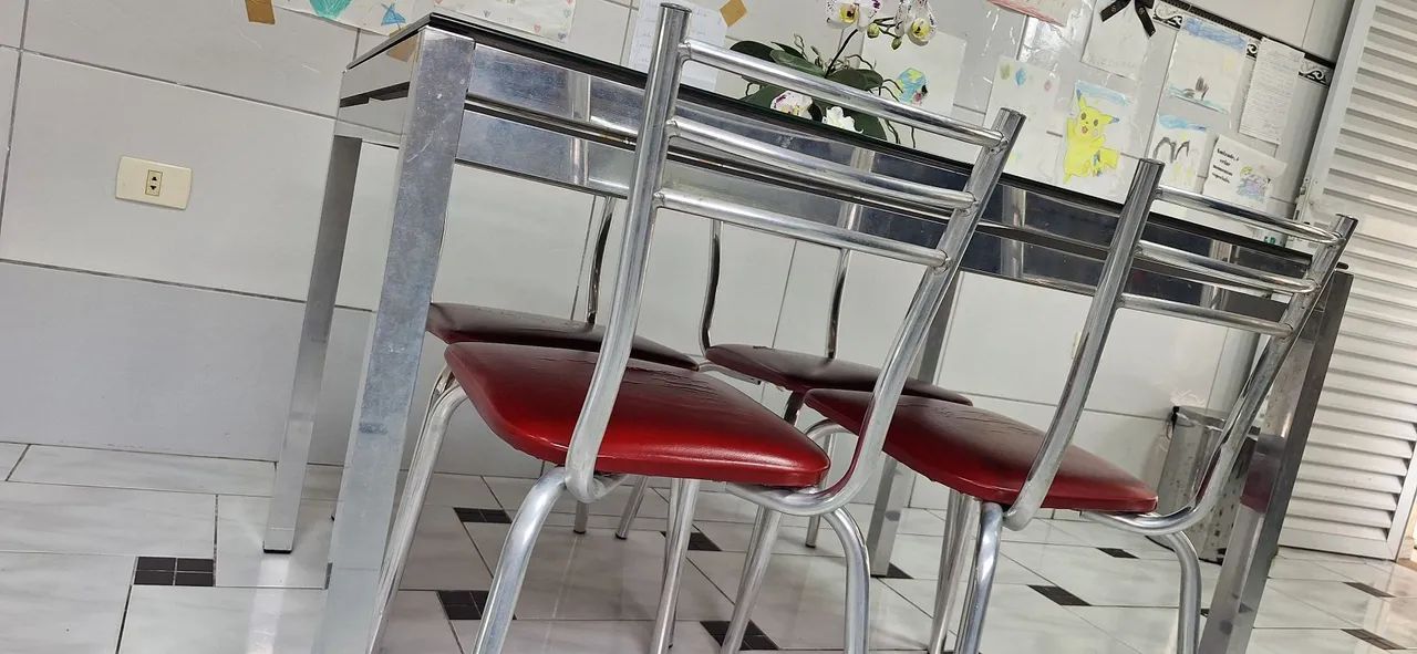 Mesa com 4 cadeiras em alumínio