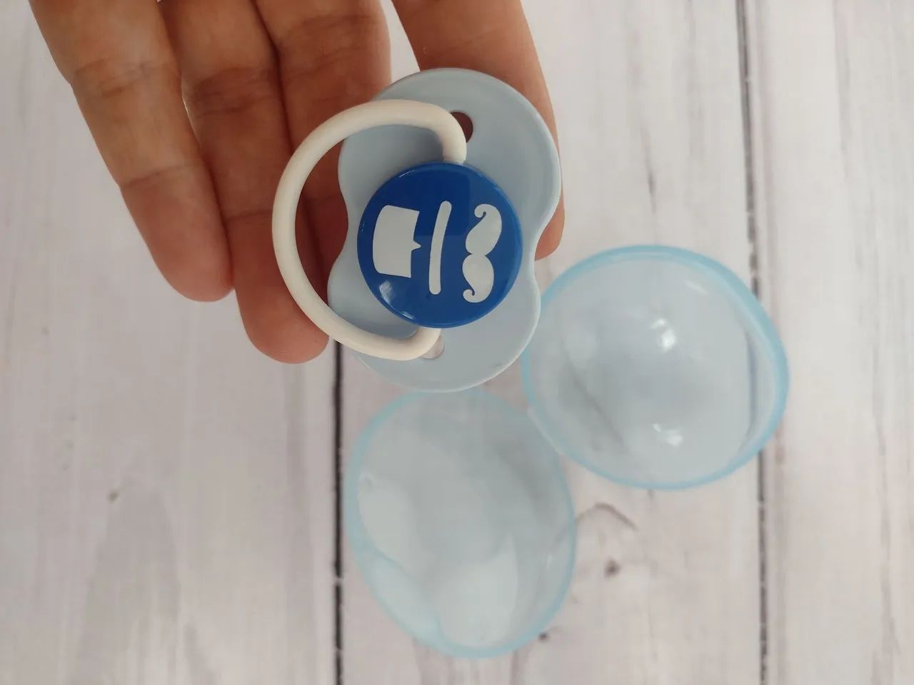 Mamadeira, Chupeta com estojo e colher de Silicone - Foto 3