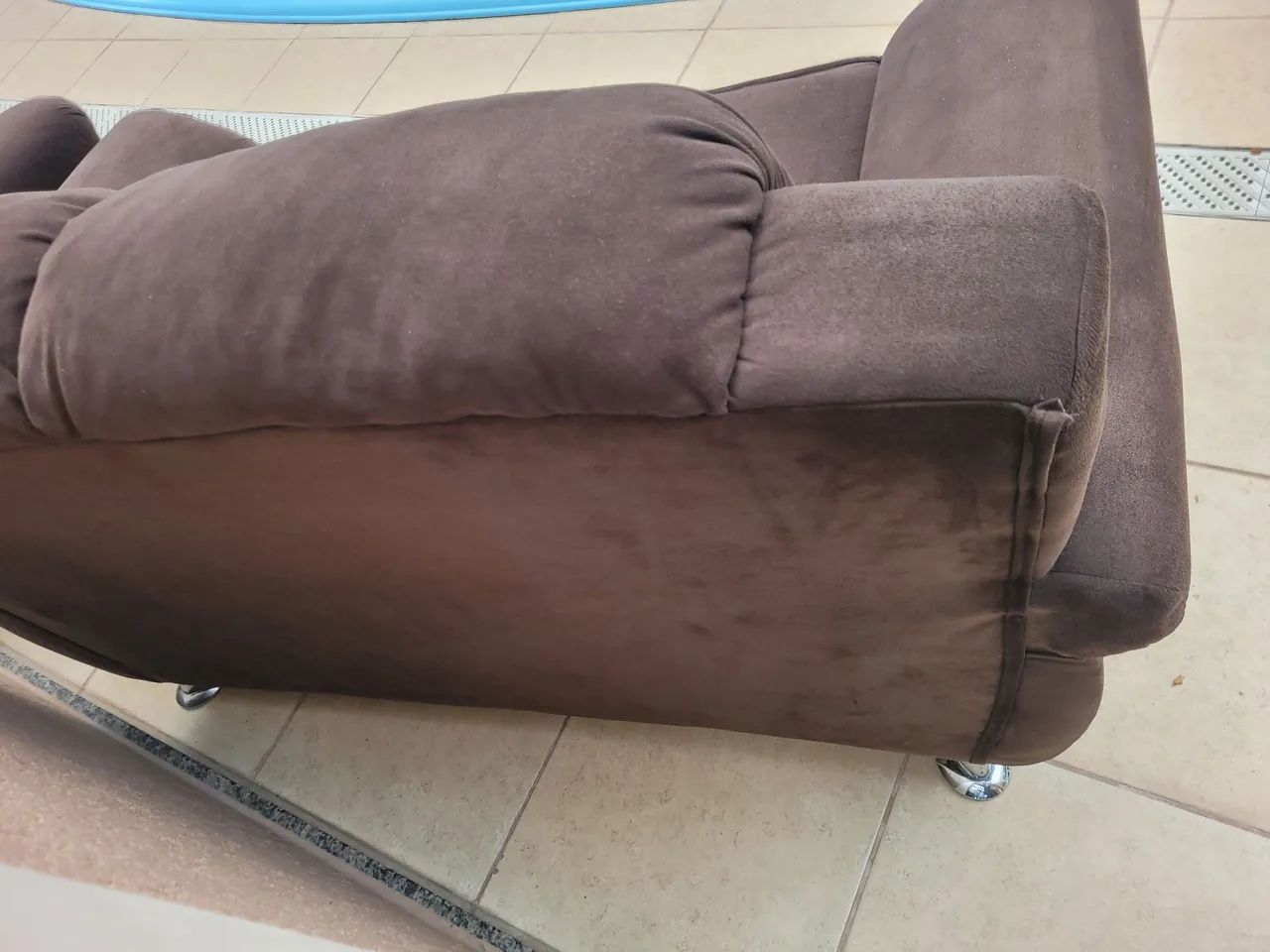 Sofá 2 lugares marrom - Foto 3