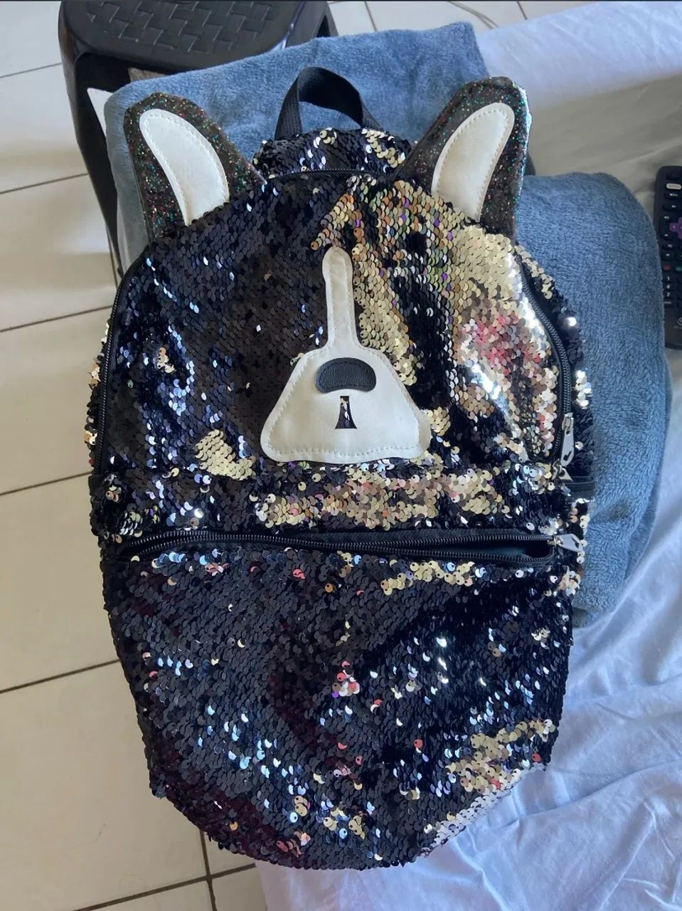 Mochila de cachorrinho com lantejoulas pretas e prateadas