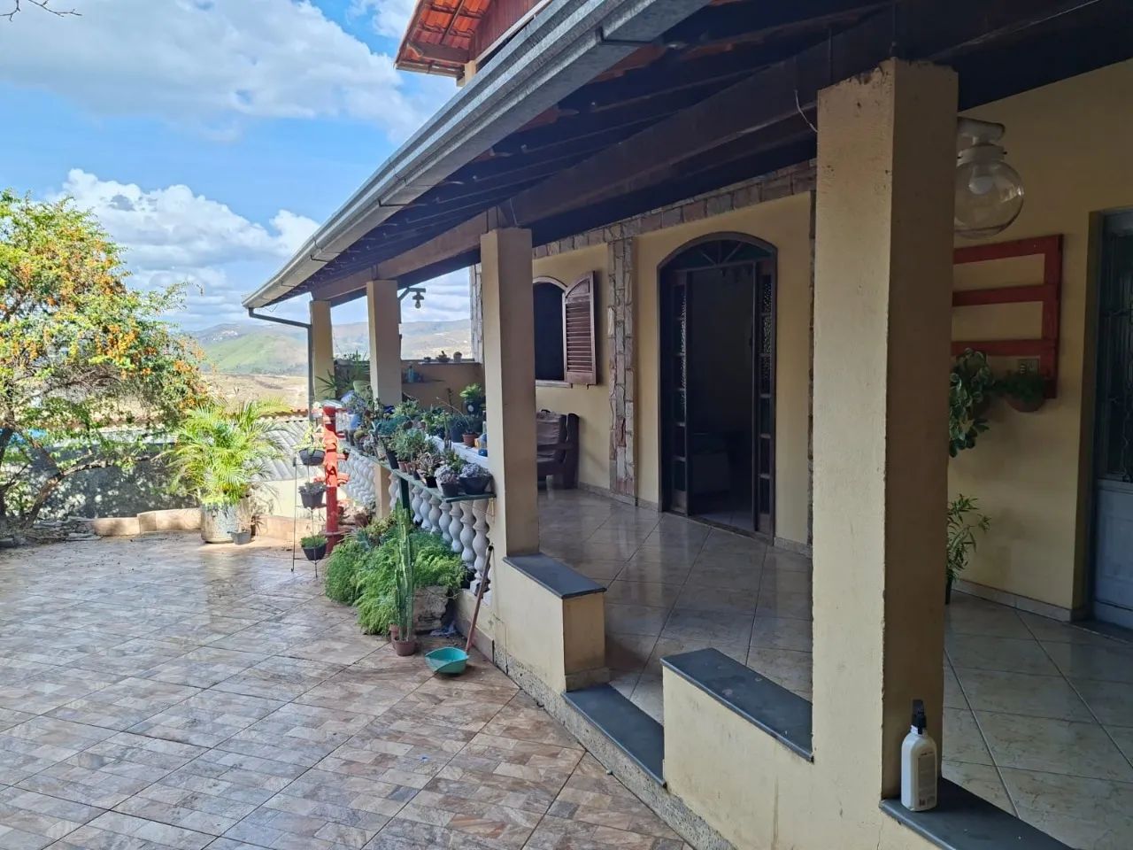 Casa charmosa estilo Colonial com bela vista, 04 Quartos e área de lazer - Foto 3