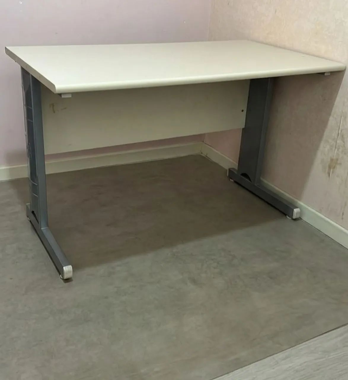 Mesa cinza para escritório.